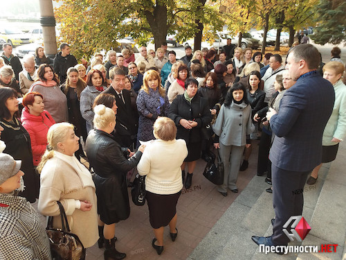 Свежие новости: Возле Николаевского горсовета собрались педагоги в поддержку Анны Деркач