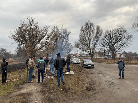 Свежие новости: ВИДЕО: На трассе под Тернополем местные жители блокируют дорогу и установили «блокпост», чтобы не пустить в санаторий эвакуированных из Китая