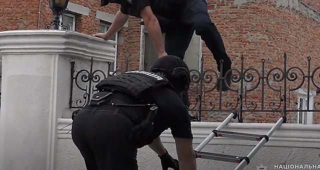 Фото новости: В Николаеве полиция штурмовала частный дом, чтобы задержать подозреваемых в интернет-мошенничестве Свежие новости: В Николаеве полиция штурмовала частный дом, чтобы задержать подозреваемых в интернет-мошенничестве
