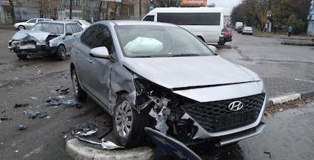 Свежие новости: В Николаеве столкнулись два авто: от удара «Хюндай» вылетел и снес дорожный знак