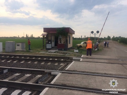 Фото новости: На Николаевщине помощник машиниста умер пытаясь найти помощь женщине попавшей под поезд Свежие новости: На Николаевщине помощник машиниста умер пытаясь найти помощь женщине попавшей под поезд