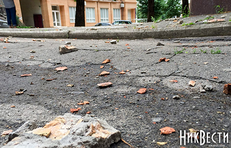 Свежие новости: Фасад здания Госархива Николаевской области в аварийном состоянии и сыплется на головы прохожим