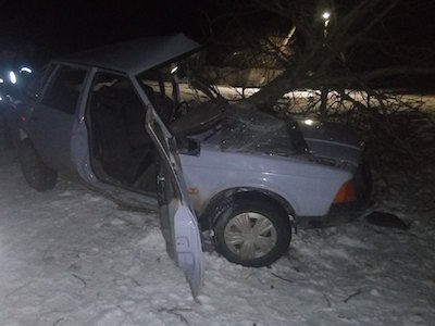 Свежие новости: На Снігурівській трасі «Москвич» злетів у кювет: водія госпіталізували з переломом стегна