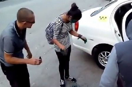 Свежие новости: ВИДЕО: Таксист заставил «умыться» зеленкой молодых людей, которые не смогли заплатить за проезд