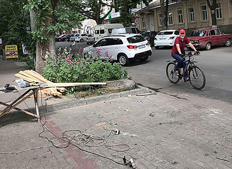 Свежие новости: В Николаеве помешали незаконной установке летней площадки кафе и убрали точки продажи кваса