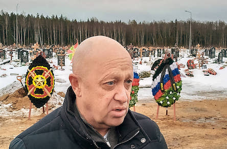 Свежие новости: «Вагнеровцы» заблокированы под Соледаром, посеревший Пригожин полетел к Путину