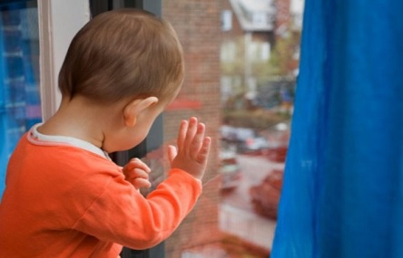 Свежие новости: ВИДЕО: У пьяных родителей под Николаевом полиция забрала двухлетнюю девочку