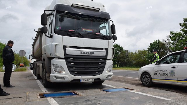 Свежие новости: На трассе возле Николаева возник конфликт между водителями большегрузов и активистами