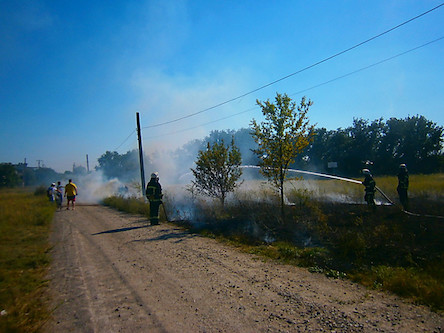 Свежие новости: В Вознесенске из-за пожара сухой травы загорелся грузовик