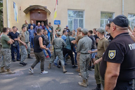 Фото новости: Труханова чуть не закидали яйцами, охрана одесского мэра жестко подралась с активистами Свежие новости: Труханова чуть не закидали яйцами, охрана одесского мэра жестко подралась с активистами