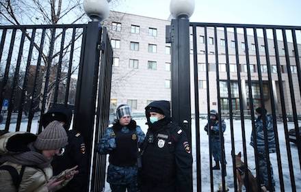 Свежие новости: Навального доставили в суд, где будет рассматриваться дело о клевете