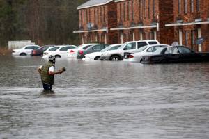 Свежие новости: Грузовик, который проезжает по затопленным после наводнения улицам города (видео)
