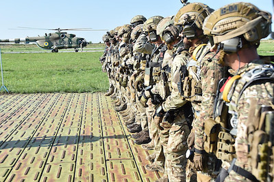 Свежие новости: Бойцы очаковского спеццентра победили в соревнованиях по прыжкам с парашютом