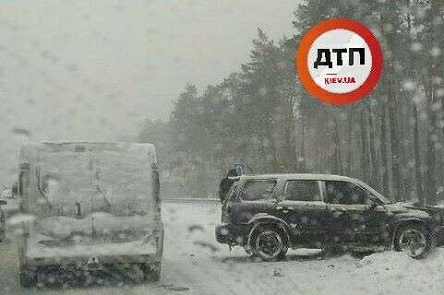 Свежие новости: Під Києвом на засніженій дорозі зіткнулися три автівки