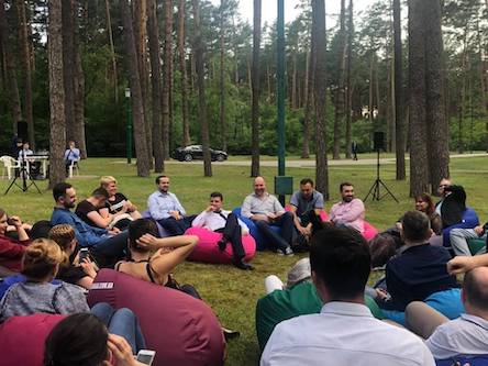 Свежие новости: Зеленский провел закрытую встречу с журналистами в лесу