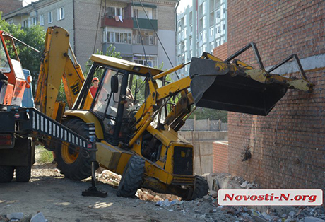Свежие новости: В Николаеве трактор упал в яму возле стройки — вытаскивали подъемным краном