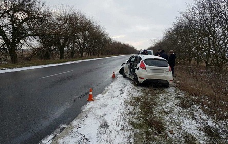 Свежие новости: На Одесской трассе военнослужащая на «Форде» врезалась в дерево