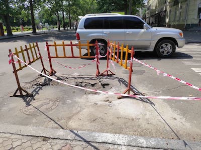 Свежие новости: В Николаеве снова образовался провал, который только недавно коммунальщики отремонтировали