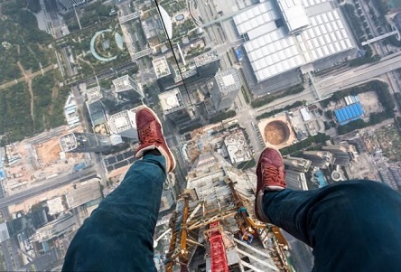 Свежие новости: Школьница забралась на аварийный дом ради селфи