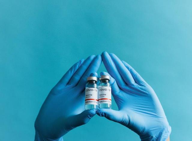 Свежие новости: Зеленский подписал закон о тысяче за вакцинацию