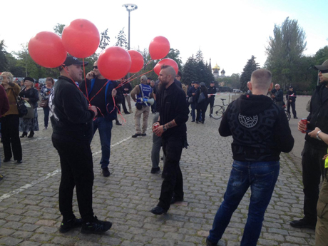 Свежие новости: В Одессе начались стычки. На Куликово поле зашли 40 человек с красными шариками