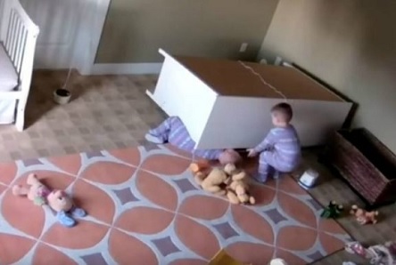 Свежие новости: На Николаевщине годовалого ребенка придавило комодом