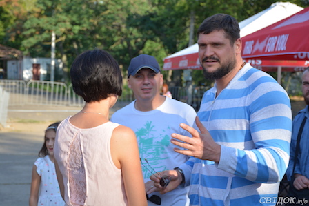 Свежие новости: Во время вечернего променада Савченко и Сенкевич обсудили судьбу парка Победа и происпектировали стадион