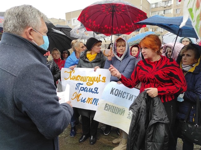 Свежие новости: В Южноукраинске возле мэрии протестовали отстраненные от работы педагоги