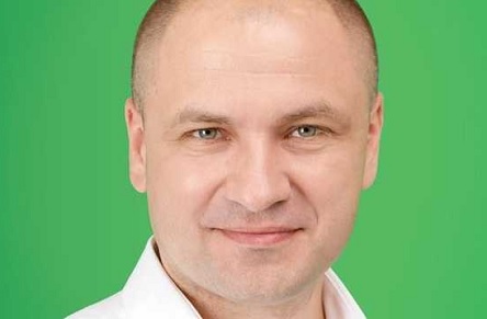 Свежие новости: ВИДЕО: Депутат от “Слуги народа” подбирал себе стрижку на заседании Рады