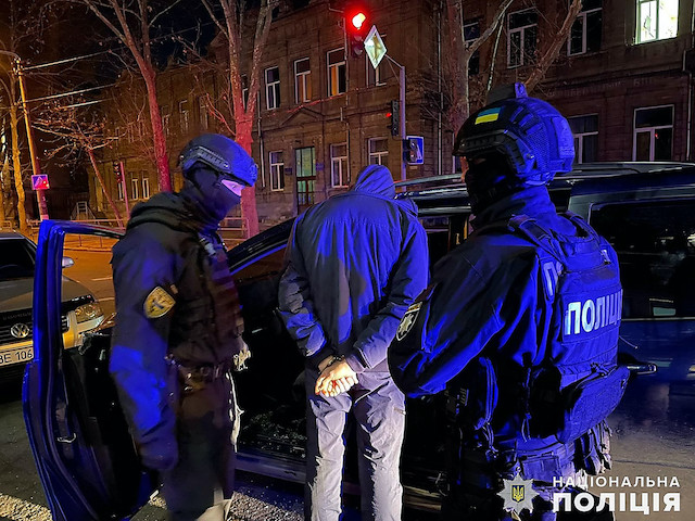 Свежие новости: В Николаеве сотрудники полиции при поддержке спецназа задержали подозреваемого в поджоге автомобиля