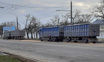 Свежие новости: В Николаеве у грузовика из прицепа на ходу высыпался груз зерна
