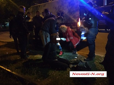 Свежие новости: В Николаеве мужчина ограбил девушку и порезал ножом молодых людей