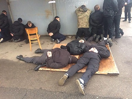 Свежие новости: ВИДЕО: В Николаеве вооруженные молодчики попыталась со стрельбой захватить рынок «Колос»