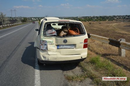Фото новости: Под Николаевом столкнулись три автомобиля — пострадал 5-летний ребенок Свежие новости: Под Николаевом столкнулись три автомобиля — пострадал 5-летний ребенок