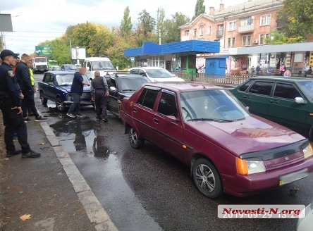 Свежие новости: Красный, черный, синий: в Николаеве произошло тройное ДТП