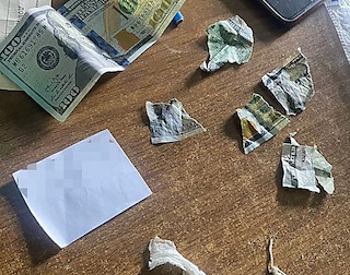 Свежие новости: На Львівщині голова лікарської комісії намагалася з'їсти хабар, який вимагала у військовослужбовця