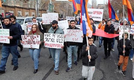 Свежие новости: Армянские оппозиционеры требуют открыть Лачинский коридор от российских военных