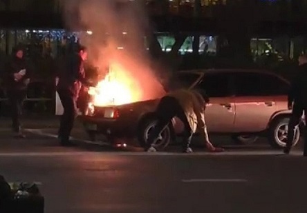 Свежие новости: В Николаеве на ходу загорелось авто: огонь тушили елкой