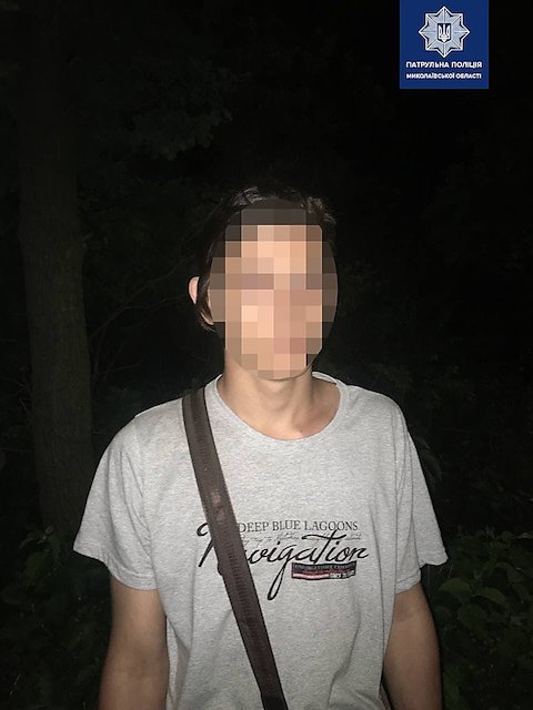 Свежие новости: Николаевские патрульные ночью в парке задержали мужчину с наркотиками