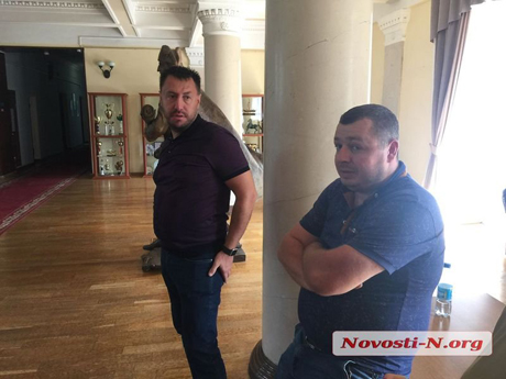 Свежие новости: В николаевском горсовете эпатажная общественница облила депутата водой