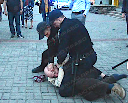 Свежие новости: ВИДЕО: Николаевский активист набросился на Сенкевича с кулаками