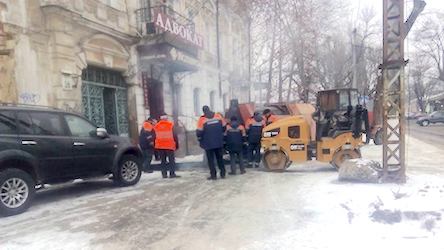 Свежие новости: В Николаеве по снегу стелят асфальт