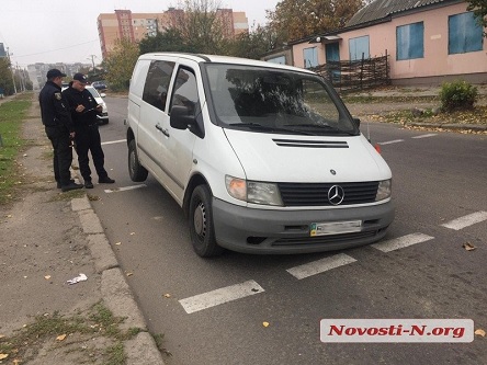 Свежие новости: В Николаеве микроавтобус провалился под асфальт