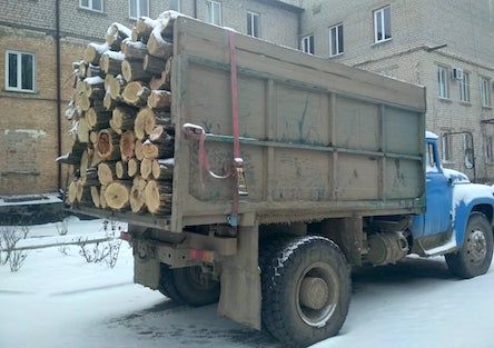 Свежие новости: На Херсонщине полиция остановила грузовик с древесиной из Николаевской области без документов