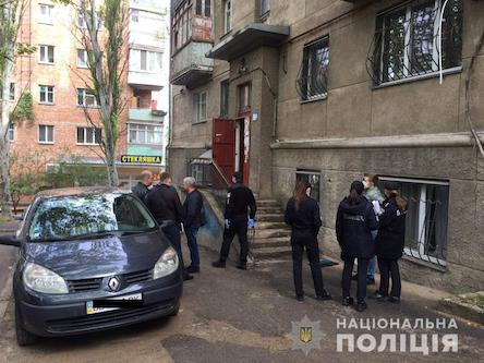 Свежие новости: Николаевец, которого полицейские задержали за убийство сожительницы, перед этим нанес ей ножевые ранения руки