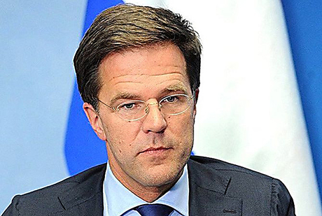 Свежие новости: Премьер Нидерландов пролил кофе на входе в парламент и сам вытер его шваброй