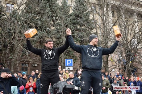 Фото новости: Губернатор Савченко на фестивале богатырей вместе с силачами потянул 4 фуры Свежие новости: Губернатор Савченко на фестивале богатырей вместе с силачами потянул 4 фуры
