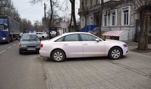 Свежие новости: В Николаеве «ВАЗ» врезался в розовую «Ауди»