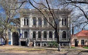 Свежие новости: Обрушилась лепнина с управления капитального строительства ОГА