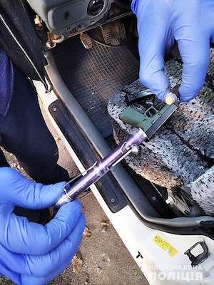 Фото новости: В Южноукраинске у жителя изъяли автомат, пистолет, глушитель и несколько ножей Свежие новости: В Южноукраинске у жителя изъяли автомат, пистолет, глушитель и несколько ножей